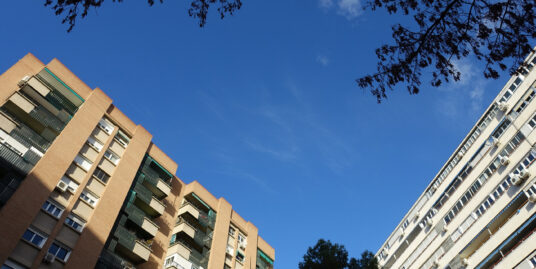 NUEVO PRECIO DE VENTA –Piso en C/ Reina Cristina. Junto al Retiro.